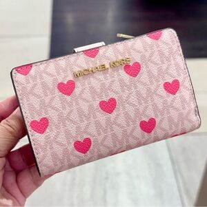 NWT MICHAEL KORS Medium Signature Logo Bifold Wallet With Heart Print in Pink
